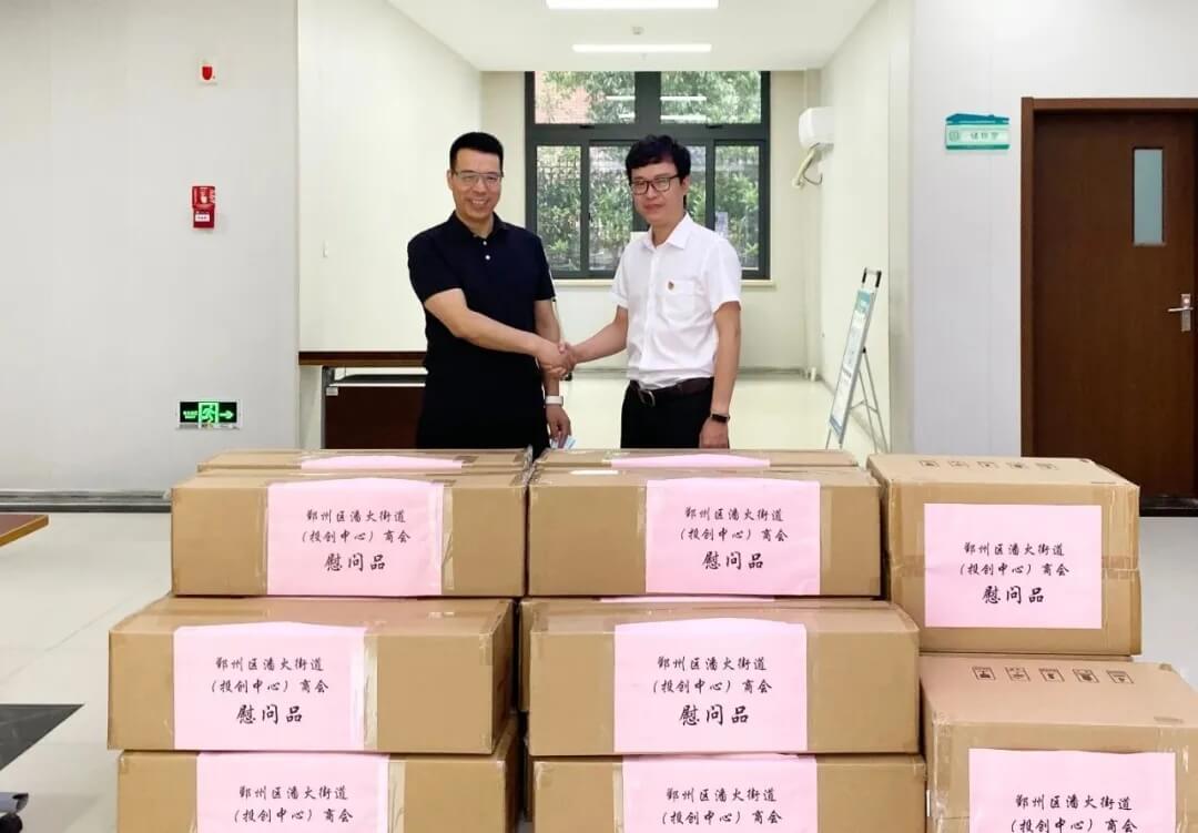 1626144713716067 (1).jpg 潘火街道商会会长、聚鑫汇集团董事长杨和荣带领商会为疫苗接种一线医护人员送礼包
