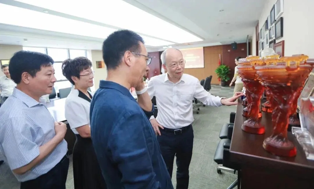 宁波市人大常委会党组副书记、副主任胡军一行莅临聚鑫汇集团走访联系人大代表